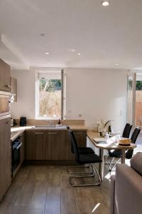 a kitchen with a table and chairs in a room at Résidence A Stella in Piana