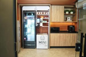 a refrigerator with a minivan sign on it in a kitchen at Xtay Oslo Florianópolis - Residential studio 5 minutes from downtown, close to Epic School and Atlantis Executive Center in Florianópolis