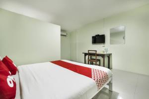 a bedroom with a bed and a television in it at I Oun Inn in Nakhon Nayok