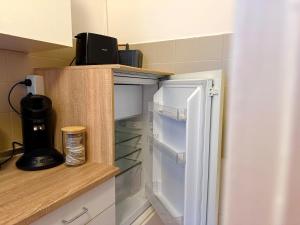 a kitchen with an open refrigerator in a kitchen at Charmant, Zentrumsnah, Natur in Augsburg