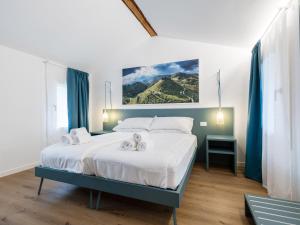 a bedroom with a bed with two towels on it at Lambo Cellini - Bed & Breakfast in Valdobbiadene
