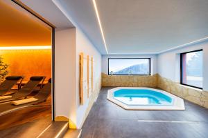 ein Swimmingpool in einem Haus mit Fenstern in der Unterkunft Hubertusbaude in Waltersdorf