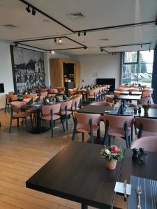 a dining room filled with tables and chairs at Let's Meet Elewijt in Elewijt