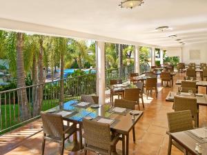 En restaurang eller annat matställe på Ria Park Garden Hotel