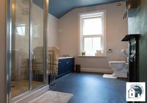 a bathroom with a shower and a toilet at Reading 3BR Contractor Accommodation, Sleeps 6, Near Oracle, Free Parking in Reading +20 photos