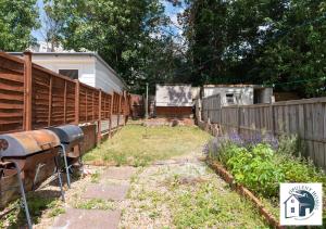 a backyard with a fence and a garden at Reading 3BR Contractor Accommodation, Sleeps 6, Near Oracle, Free Parking in Reading