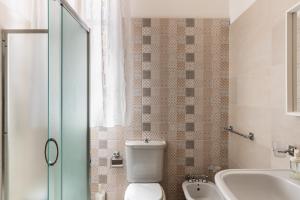 a bathroom with a toilet and a sink and a tub at Paco House in Avola
