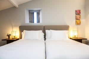 two beds in a bedroom with two lamps on tables at Metro Loft in Póvoa de Varzim +53 photos