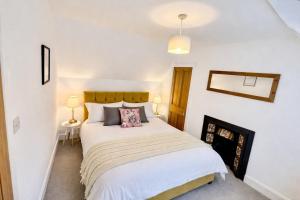 a bedroom with a large bed in a room at Secret City Cottage - Peaceful - Private Garden in Aberdeen