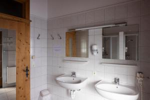 a bathroom with two sinks and a mirror at Hecherhaus in Schwaz