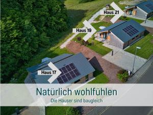 eine Luftaufnahme eines Hauses mit den Namen der Häuser in der Unterkunft Traumweiler Ferienhäuser am Nationalpark Hunsrück Hochwald - barriearm - mit effektiver Kühlung in Kirschweiler