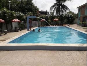 a large swimming pool with people in the water at Casa duplex para lazer in Paulista