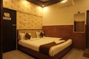 a bedroom with a bed in a room at Kovilakam Achutham in Guruvāyūr +44 photos