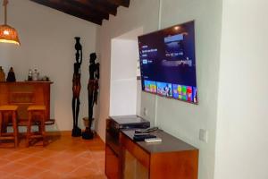 a living room with a flat screen tv on a wall at Vila Saraz Alqueva in Campinho