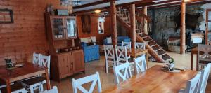 a dining room with a table and chairs in a cabin at Eskapada in Stronie Śląskie