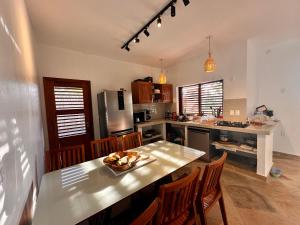 a kitchen with a table with a bowl of fruit on it at casa nova in Cruz