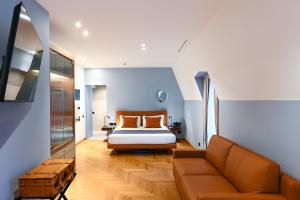 a bedroom with a bed and a couch at Hotel Astoria in Rapallo