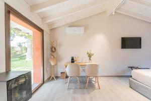a living room with a table and two chairs at Villa Il Platano in Como