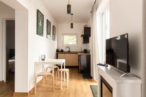 a small kitchen with a table and chairs in a room at Przystań Kormoran in Czarna Wieś