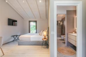 a bedroom with a bed and a bathroom at Villa Il Platano in Como