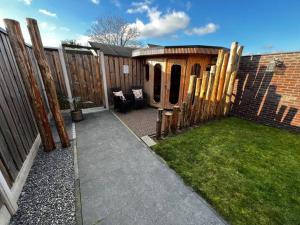 a backyard with a wooden fence and a chair at Gasthuys Rooy in Stramproy +42 photos