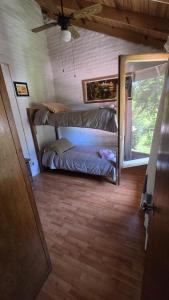 a bedroom with bunk beds in a tiny house at La Casa de Lili in La Pedrera