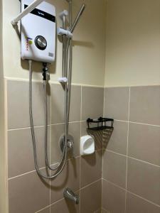 eine Dusche mit Kamera im Badezimmer in der Unterkunft KBrothers - Chic Studio in the Heart of it All! in Cagayan de Oro + 28 Fotos