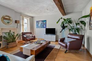 a living room with a couch and a coffee table at boerderij, voorhuis in Schimmert