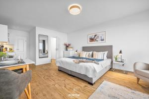 a bedroom with a bed and a living room at Ferienwohnung Seeblick 203 Büsum in Büsum