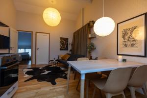 a kitchen and living room with a table and chairs at Annexet Hjälmareds mill in Alingsås