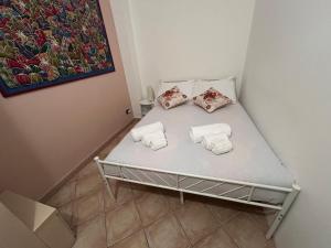 a bed in a room with towels on it at Salento Casa Vacanza Il Focolare in Torchiarolo