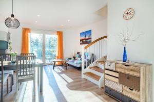 a kitchen and dining room with a dining table and a living room at Ferienwohnung Ebbe in Tannenhausen