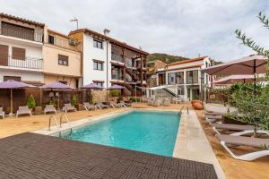 a swimming pool in the middle of a building at Natural&Mente Apartamentos Valle del Jerte in El Torno
