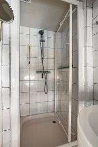 a bathroom with a shower and a bath tub at boerderij, voorhuis in Schimmert +18 photos