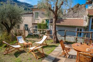 a group of chairs and a table and a table and chairs at PORTOVECCHIO Extra in Levanto