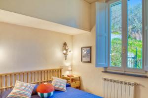 a bedroom with a bed and a window at PORTOVECCHIO Extra in Levanto