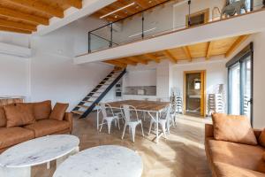 a kitchen and living room with a table and chairs at Natural&Mente Apartamentos Valle del Jerte in El Torno