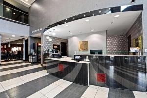 a lobby with a bar in a restaurant at Comfort Suites Williamsburg Historic Area in Williamsburg +42 photos