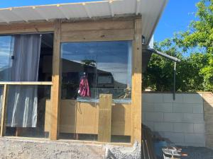 a front window of a house that is being constructed at Casa Vidro Mar in Bombinhas