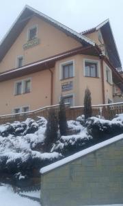 budynek z śniegiem przed nim w obiekcie Willa na Skarpie w Kluszkowcach +15 zdjęć