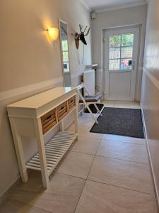 a room with a desk and a mirror at Tohuus - Fewo bei Hamburg in Hasloh