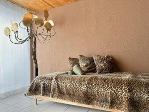 a bedroom with a bed with a cheetah at Revier beau jardin in Glarus