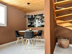 a dining room with a table and chairs at Revier beau jardin in Glarus