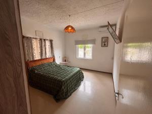 a bedroom with a bed and a window at La maison des vacances in Cap Malheureux