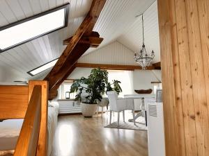 a dining room and living room with a vaulted ceiling at Revier belle étage in Glarus
