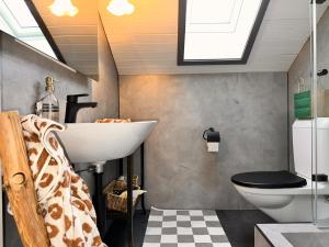 a bathroom with a sink and a toilet at Revier belle étage in Glarus
