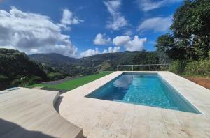 Ein Swimmingpool mit Bergen im Hintergrund in der Unterkunft Finca Makambu in Platanillo