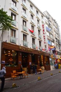 une façade d'hôtel avec des personnes debout à l'extérieur dans l'établissement Bern Hotel, à Istanbul