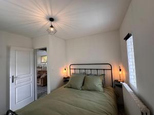 a bedroom with a bed and a ceiling fan at Les Deux Canards Perdus in Rouffignac Saint-Cernin