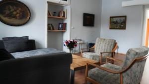 a living room with a couch and two chairs and a table at Gwuni's Farm in Geithain